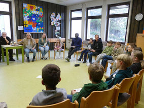 Symbolische Mantelteilung mit den Kommunionkindern (© Karl-Franz Thiede)